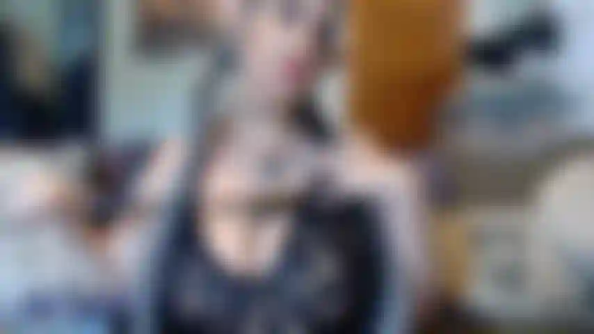 Elfenmeise klatscht.