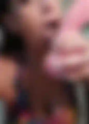 Und lecke einen großen dildo.