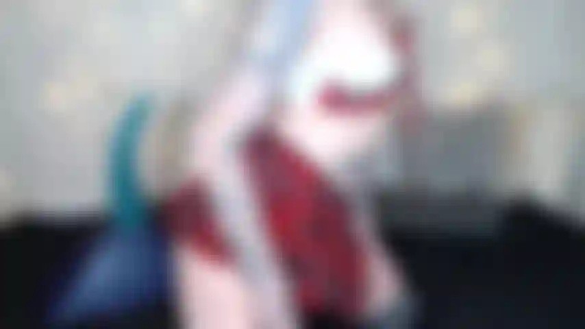 Schulmädchen benutzt fantasiespielzeug im arsch.