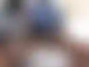 Du bist auf einer reise und du rufst deine liebevolle freundin per video an. Sie geht früh schlafen und vergisst, den videoanruf auszuschalten. Sie fängt an, mit sich selbst zu spielen, und du denkst, du hast glück, aber dann kommt sum1 herein.