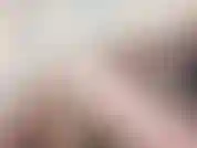 Ich komme vorbei, um ihre frau zu sehen, aber es sieht so aus, als wäre sie nicht hier ... Sie versuchen, mich anzugreifen. Ich bin zuerst schüchtern, aber nachdem ich deinen riesigen schwanz gesehen habe, kann ich nicht widerstehen. Fick deine frau. Sie wird es nicht herausfinden.