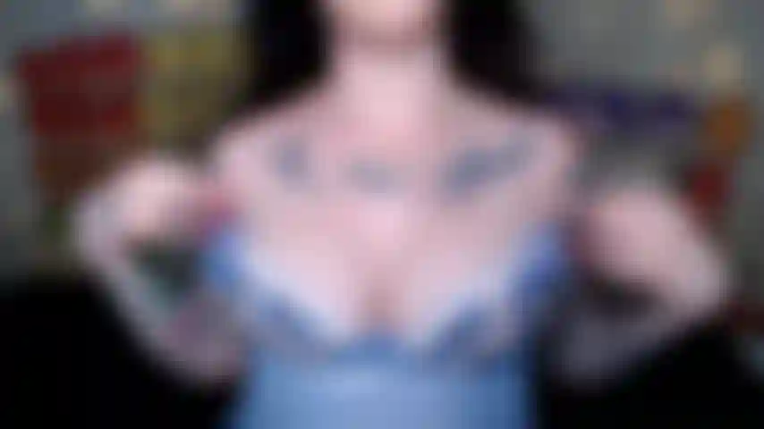 In einer hellvioletten babypuppe hart durch mein höschen spritzt. Sieh, wie nass mein höschen wird, während ich abspritze.