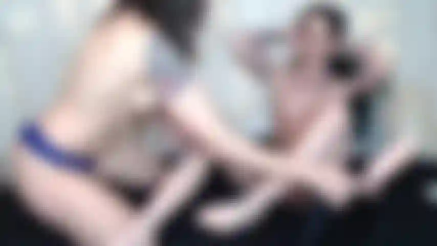 Eine weitere heiße lesbische goldshow!! Muschi/arsch frisst. Cumming!!! Strapon! Anal!!