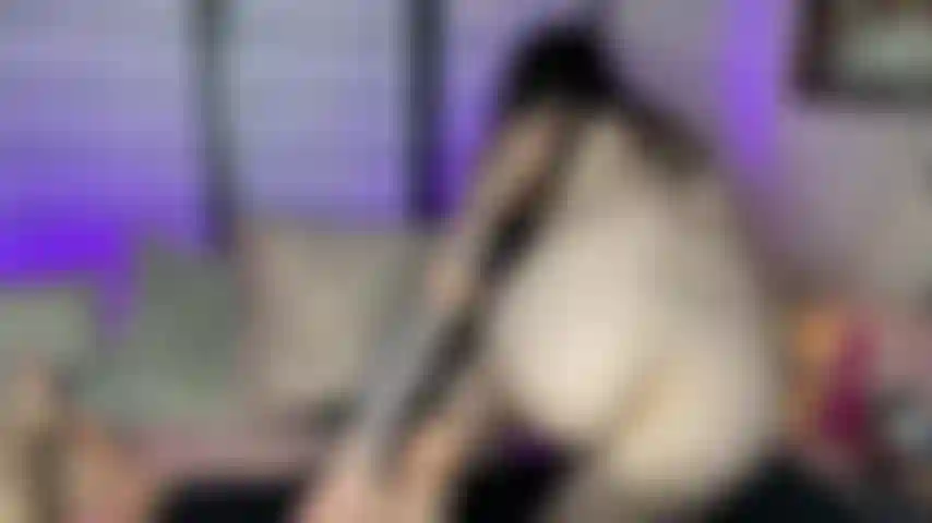 Ich vibriere meinen kitzler, meine verdammte muschi, meine penisspitze und meinen buttplug für den ultimativen orgasmus.