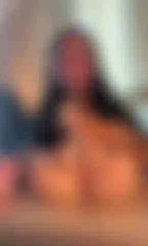 Ein süßes mädchen, das an einem riesigen dildo lutscht.