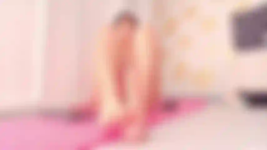 Liebe es, deinen schwanz zwischen meinen zehen zu spüren.