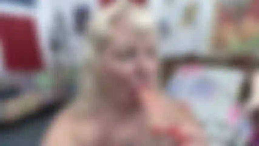 Pov von mir, wie ich an einem weißen spielzeug lutsche – stöhne und dirty talk mache – und stehe da und zeige meinen großen arsch in grünen pumps und hellbraunen halterlosen strümpfen.