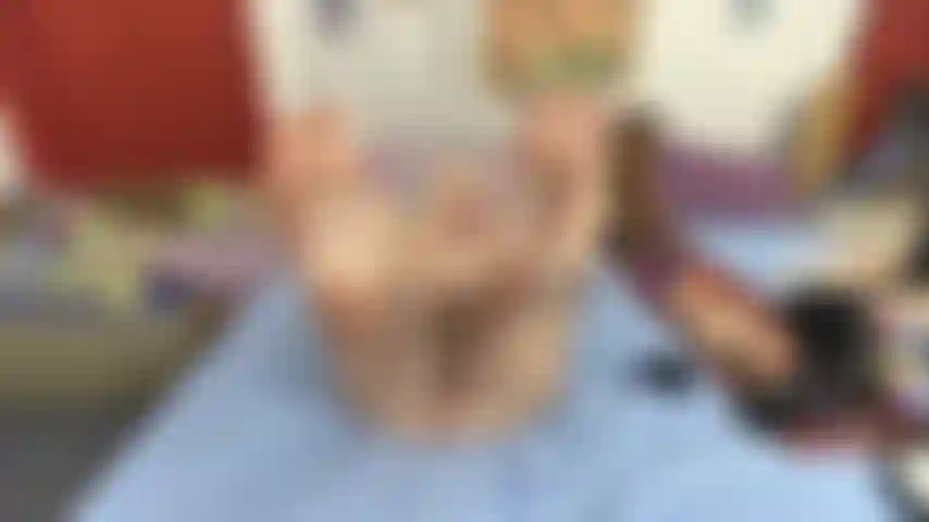 Fußsohlen, zehen und muschi mit grauem zehennagellack.