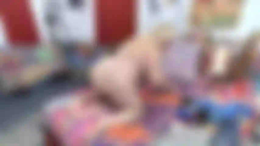 Nackte_seitenansicht_mit_titten,_arsch,_und_fußsohlen.