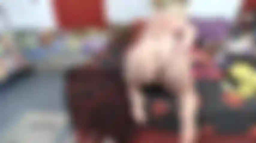 Die ihr enges arschloch mit einem spielzeug und dirty talk fickt.