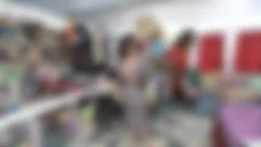 Mit brauner perücke und boxhandschuhen.