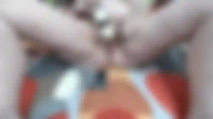 Pov der muschi, die einen zauberstab benutzt und nur stöhnt und die muschi am ende spreizt.