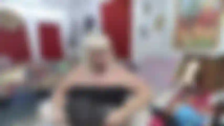 Schwarzes lederkorsett, höschen, high heels, titten und gespreiztes arschloch, offen für meinen schmutzigen jungen.