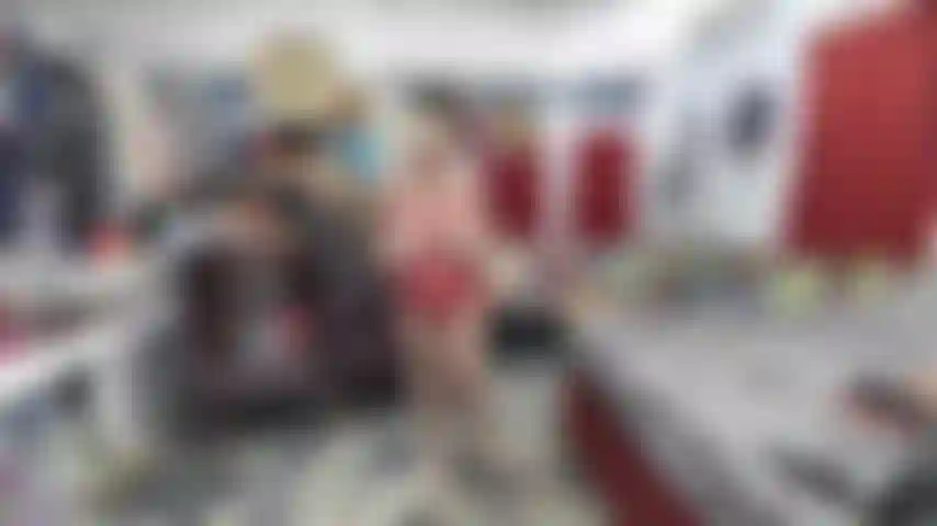 Eine rollenspiel-hausfrau, die versucht, den job ihres mannes zu behalten – ich trage ein oben-ohne-outfit mit titten – oh, dein schwanz ist zu groß, tut mir leid, ich schätze, er wird seinen job verlieren.