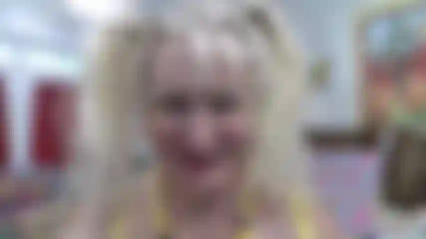 Nur gesichts-pov ohne make-up, schweineschwänze – klatsch mir ein spielzeug ins gesicht, damit ich deine nüsse riechen kann.