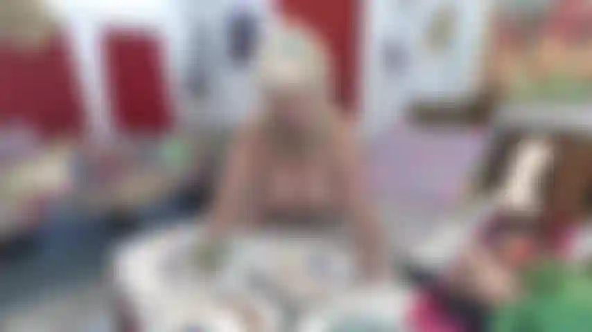 Mit pferdeschwanz, stehe auf allen vieren vor der kamera und flehe dich an, meine muschi zu lecken und mich zu schwängern.