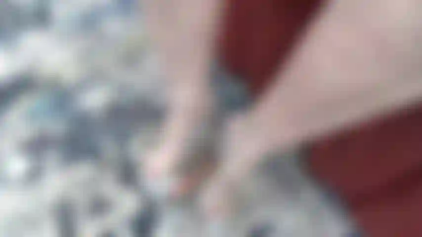 High heels auf die eier und den schwanz eines spielzeugs tritt.