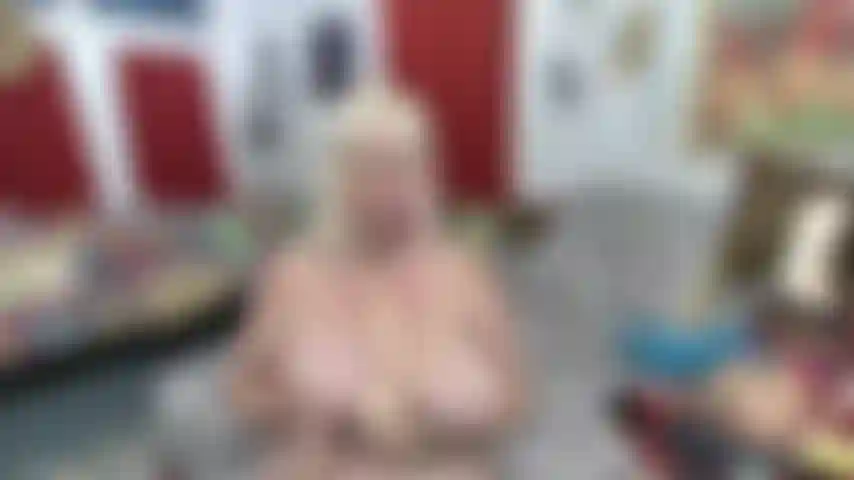 Squirting_weißes_spielzeug_auf_gesicht_und_titten---dirty_talk.