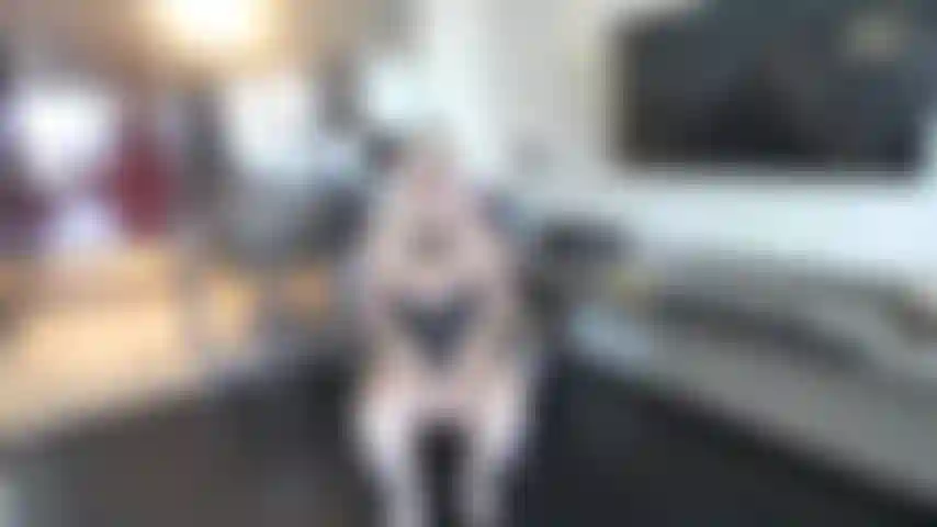 Essen-video---schwarze high heels---dessous---hängende titten---an einer banane lutschen---lässt sich in der luft spreizen und fickt die banane---isst die banane.