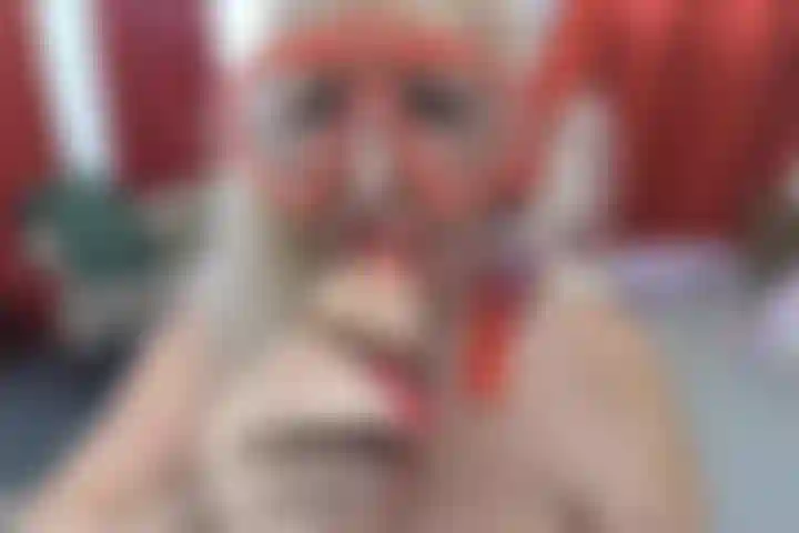 Pov des gesichts saugt nur an einer beschlagenen tauchermaske.