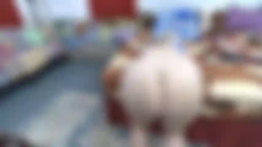 Lasse meinen großen, nackten, runden hintern wippen und mache dir mut.