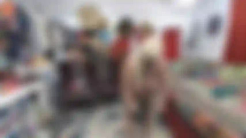 Herrin mit ihrem bbc-strapon, schwarzen latexhandschuhen und schwarzen high heels – und mache dich zu meiner beta-salbe.