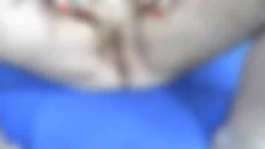 Pov mit gespreizter muschi, klitoris und muschihaaren.