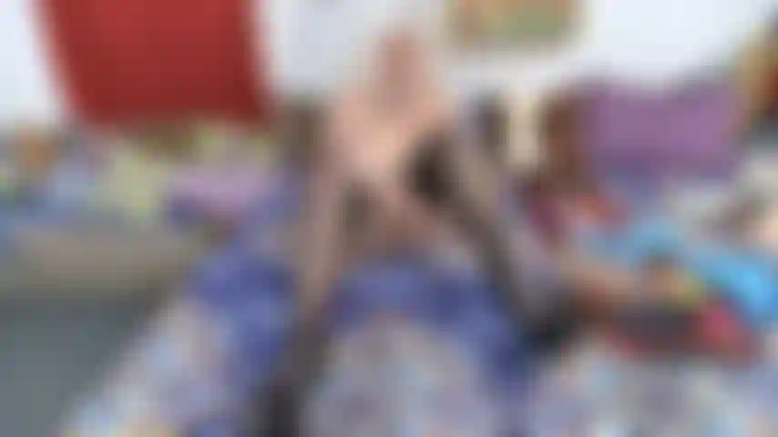 Durchsichtige, schwarze strümpfe, high heels, die dich dazu bringen, meine muschi zu lecken, doggy-style mit weit gespreiztem arschloch.