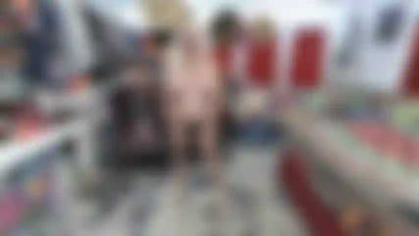 Ein baumelnder bbc-strapon, während ich die bbc-hooligans ermutige – hängende titten und bauch.