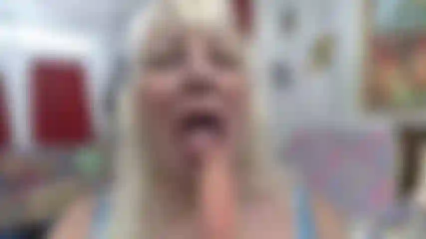 Langsamer blowjob mit der zunge auf der eichel – tittenfick mit weißem spielzeug.