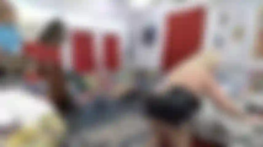 Ein schwarzes kleid und titten und fahre eine aufblasbare puppe.