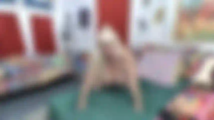 Die dich zum cuckuck macht, damit du die bbc-cream-torte vor der kamera auf allen vieren reinigen kannst.