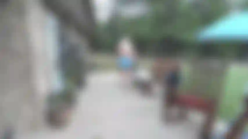 Titten, bauch, arsch, ich ficke meine muschi auf dem terrassenstuhl mit gespreizten beinen.