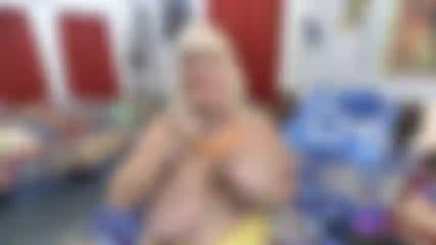 Eine stiefmama, die deinen schwanz lutscht und sich von dir ficken lässt.