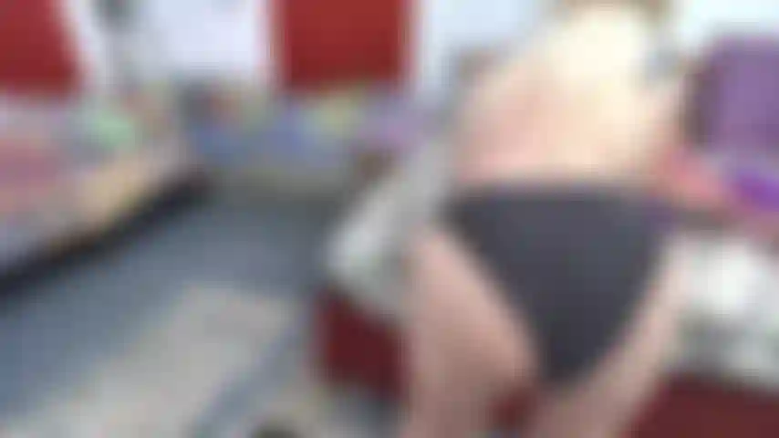 Die höschen mit vollem rücken anbetet und ermutigt.