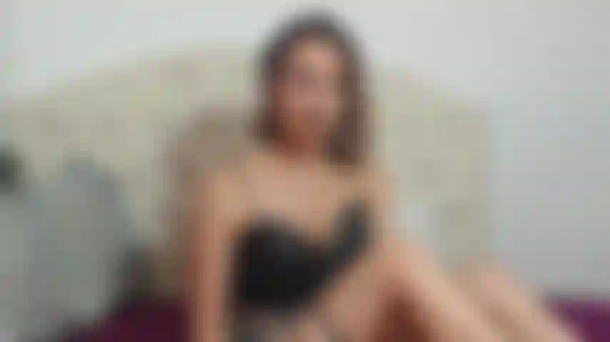 Nackt und mit hohen absätzen.