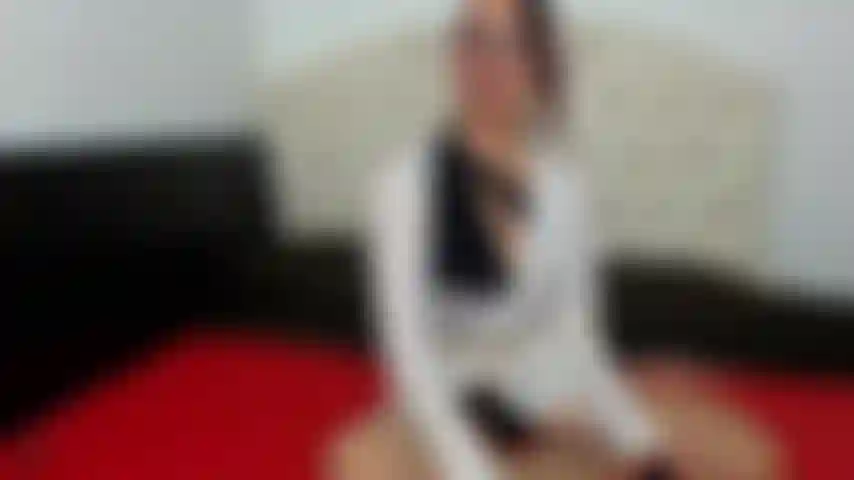 Brille und high heels.