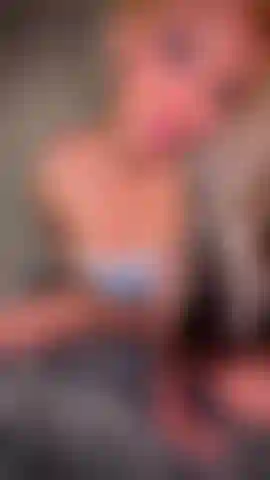 3 Min 30 sek — ein sexy, sinnlicher striptease mit joi dirty talk. Völlig nackt, von vorne auf einem dildo auf meinen füßen reitend, gebe ich dir einen cum-countdown.