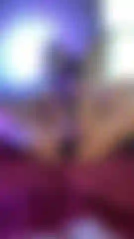 Silkys zuckerschuss-squirt – 3 minuten pures, klebriges, süßes paradies, und meine klitoris ist die kirsche obendrauf. Komplett nackt, beine weit gespreizt, während mein liebster vibrator-wand gegen meine geschwollene klitoris drückt. Der erste orgasmus trifft mich in sekunden, der zweite lässt mich empfindlich und zitternd nach mehr verlangen.... Schau zu, wie ich zur totalen dummen schlampe werde und die handtuch unter mir vollständig durchnässe, bis es trieft wie zuckerguss. Du wirst jedes zucken sehen und jedes stöhnen und wimmern hören. Bereit, das chaos zu kosten? 🤤.