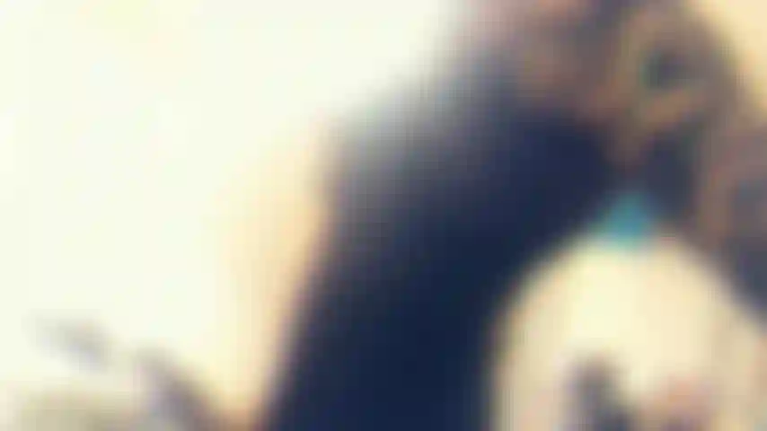 Knappes schwarzes kleid.