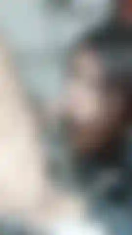 Ich war allein in meinem schönheitssalon, ich habe essen bestellt und der tipp für den lieferboten war, dass er mir seine heiße ladung ins gesicht und in den mund geschossen hat.