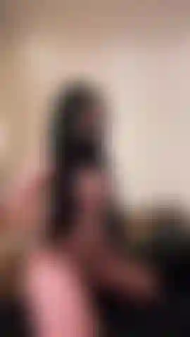 Dein liebstes kleines babygirl, das seinen arsch für daddy schüttelt… schau dir meine engen löcher an, während mein hintern wie ein erdbeben wackelt 🍑.