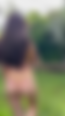 Ficke meine heiße muschi im garten.