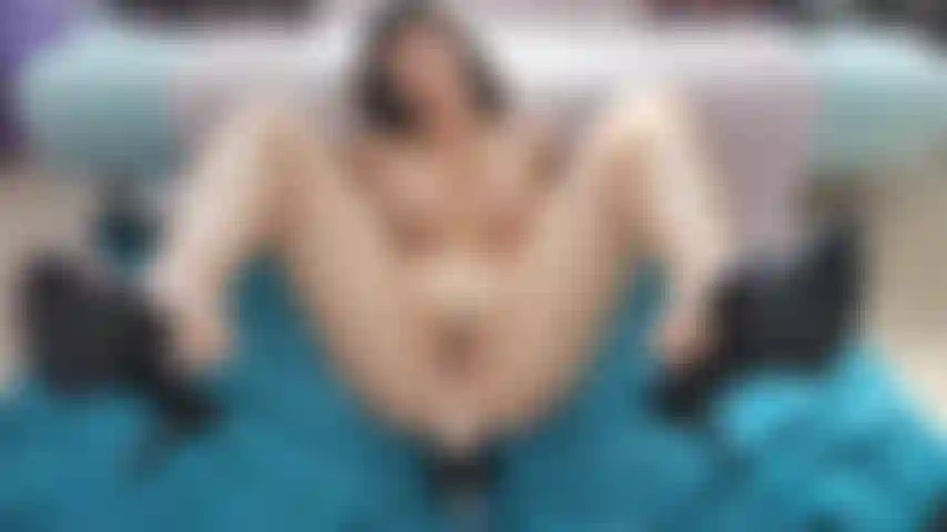 Sexmaschinenfick mit baumelnden pantoletten.