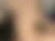 Ich trage meine baumelnden schwarzen pantoletten und fingere meine muschi, während ich sie mit erhobenen beinen zeige. Wenn ich geil werde, schnappe ich mir ein spielzeug und ficke meine muschi. Dann ziehe die absätze aus und falte die sohlen in der nähe der kamera, während du weitermachst.