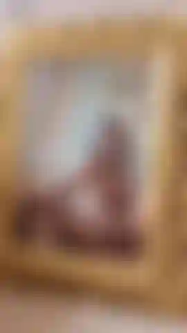 Eine frau im spiegel.