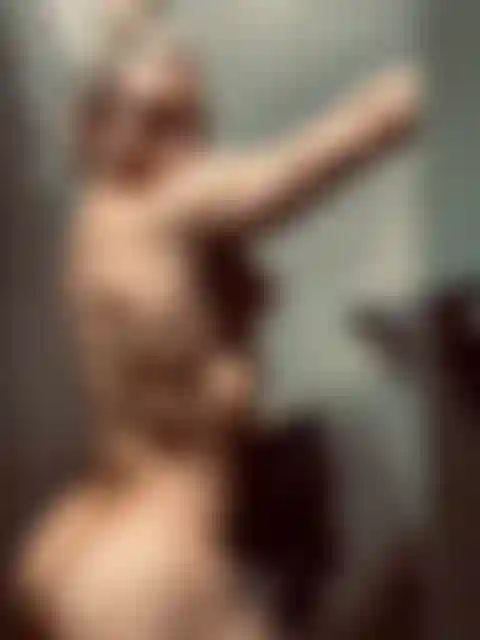 Unter der dusche im fitnessstudio.