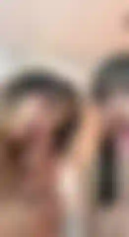 Two hungry mouths, a single toy and too many accumulated desires... We look at each other with desire as we savor it slow, wet and deep, imagining that it is you who has us this wet and desperate 😈.