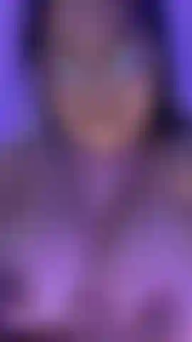 Eine sehr feuchte und völlig nackte muschi, ein mädchen mit großen titten.