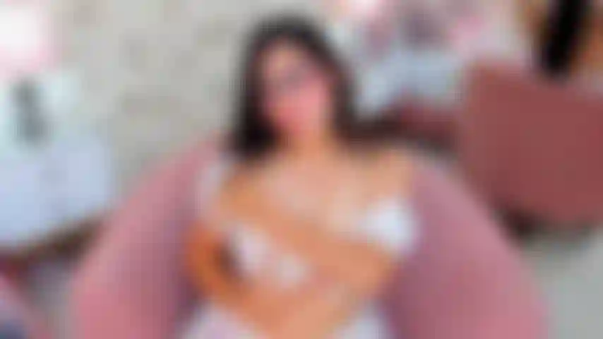 Schau zu, wie meine titten sich bei jeder bewegung wiegen… 🍒und wenn ich es nicht mehr aushalte, steige ich auf deinen schwanz und reite dich: erst langsam, dann schneller und härter, und spüre, wie du mich füllst, während ich auf dir zerscmelze. Meine titten hüpfen in deinem rhythmus… das gehört alles dir.Nacktes twerken, klapse, reiten, augenkontakt, hüpfende brüste.